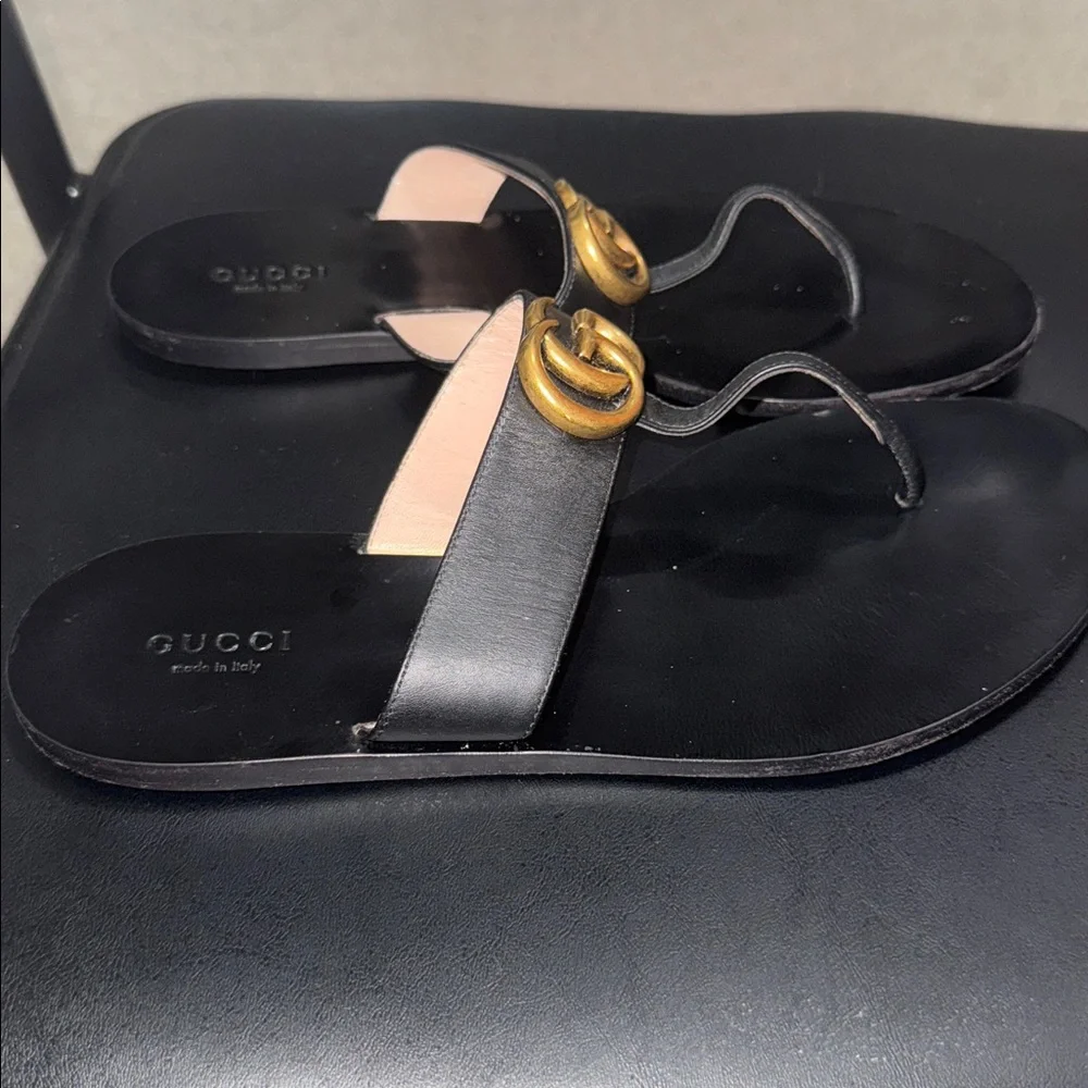 Gucci Women's Sandals in Black with Gold Logo - Picture 3 of 7